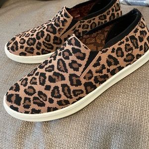 Skechers slip-on leopard shoe